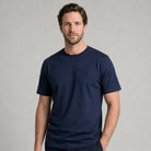 Bitcoin Basic T-Shirt Privacy in Navy aus 100 % Bio-Baumwolle getragen, Tragebild
