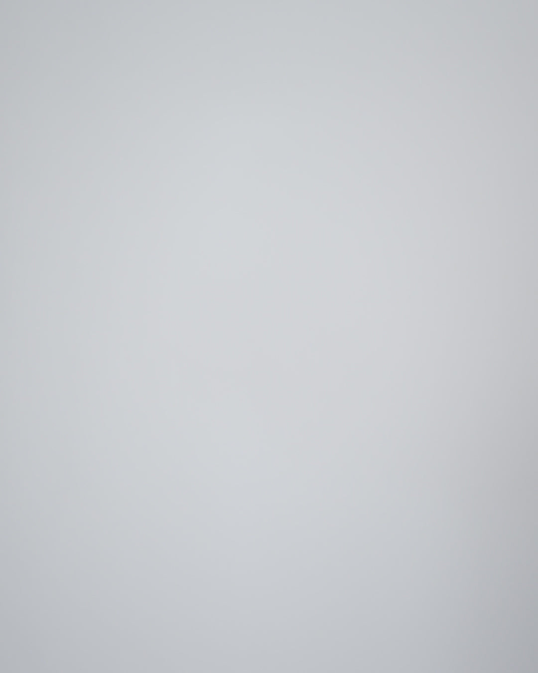 Bitcoin Heavy Oversized T Shirt Privacy Off White für Herren aus schwerer Bio Baumwolle mit ton in ton gesticktem Bitcoin21 Logo, Tragevideo mit Model zur Darstellung der lockeren Oversized Passform