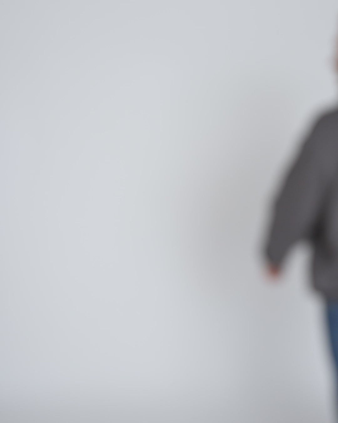 Bitcoin Hoodie oversized grau für Herren aus schwerem Baumwollmix mit orangefarbenem Bitcoin21 Logo, Tragevideo mit Model zur Darstellung der weiten Passform und Bewegung