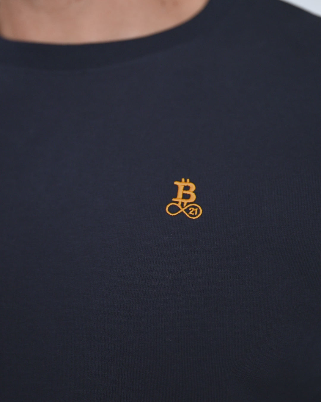 Bitcoin Sweatshirt für Herren aus schwerem Bio Baumwollmix mit orangefarbenem Bitcoin21 Logo, Tragevideo mit Model zur Darstellung von Passform, Länge und Bewegung in verschiedenen Farben