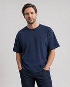 Hombre con la Camiseta oversize Bitcoin Privacy - Azul marino — logo Bitcoin21 bordado tono sobre tono en el pecho, manos en los bolsillos