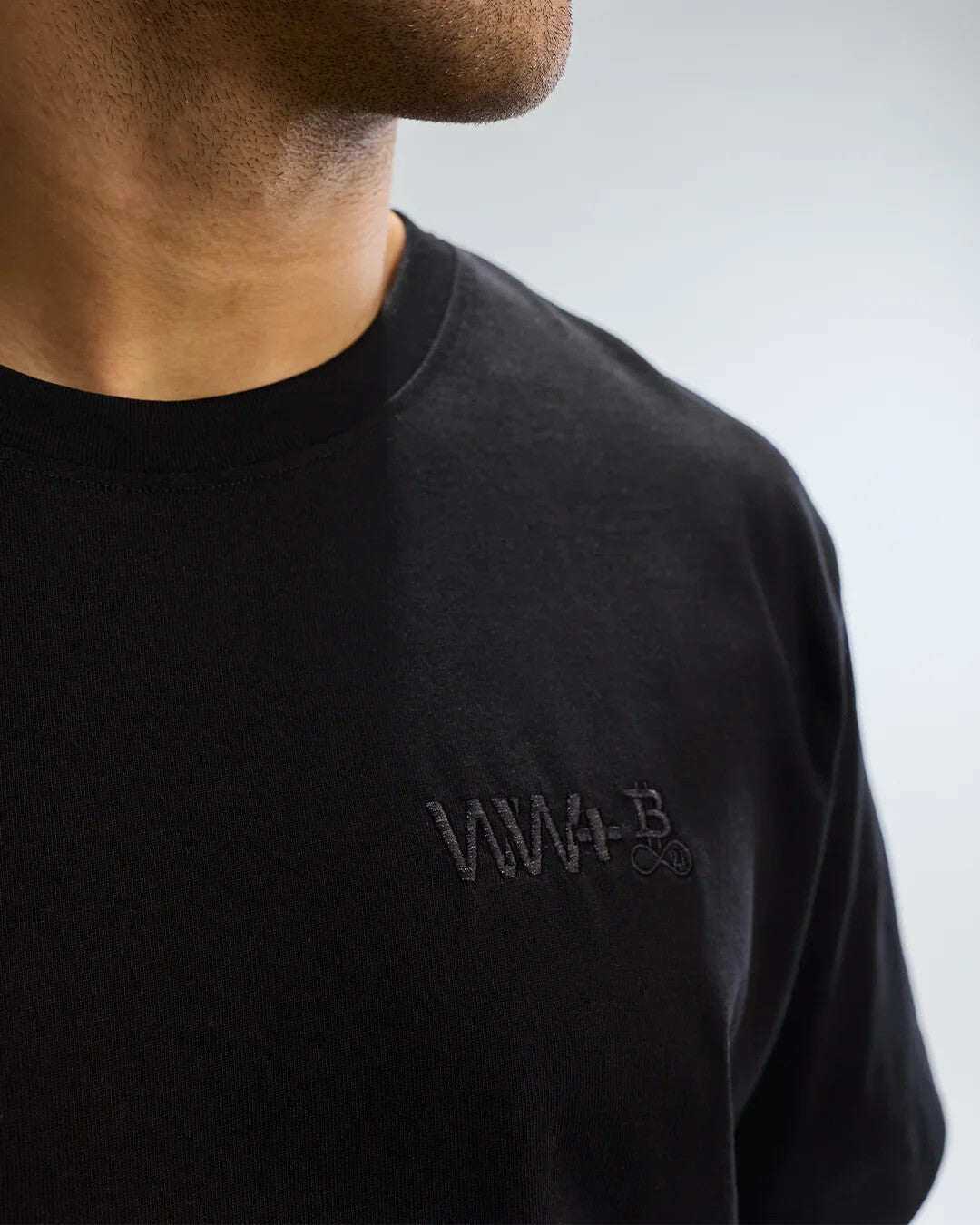 WeWill+ Bitcoin21 T-Shirt schwarz Privacy, Studioaufnahme der ton-in-ton Kollektion