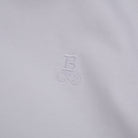 Bitcoin Basic T-Shirt Privacy in Weiß aus 100 % Bio-Baumwolle — Detail des ton-in-ton gestickten Bitcoin21 Logos
