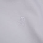 Bitcoin Basic T-Shirt Privacy in Weiß aus 100 % Bio-Baumwolle — Detail des ton-in-ton gestickten Bitcoin21 Logos
